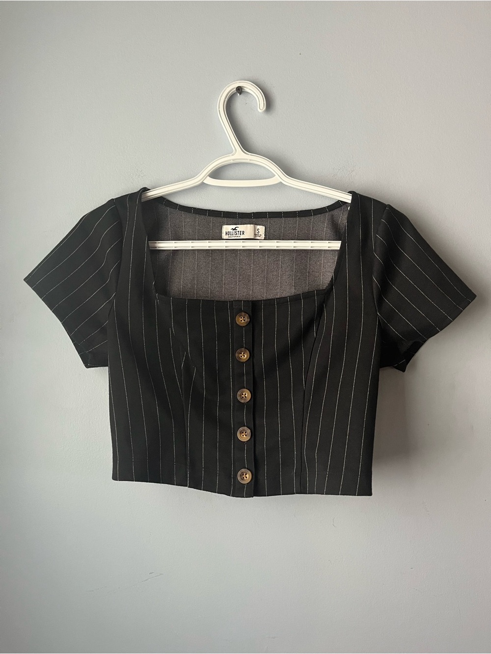 ✨ 3/$30 Hollister Black& White Pinstripe Faux Button-Front Crop Top Size S